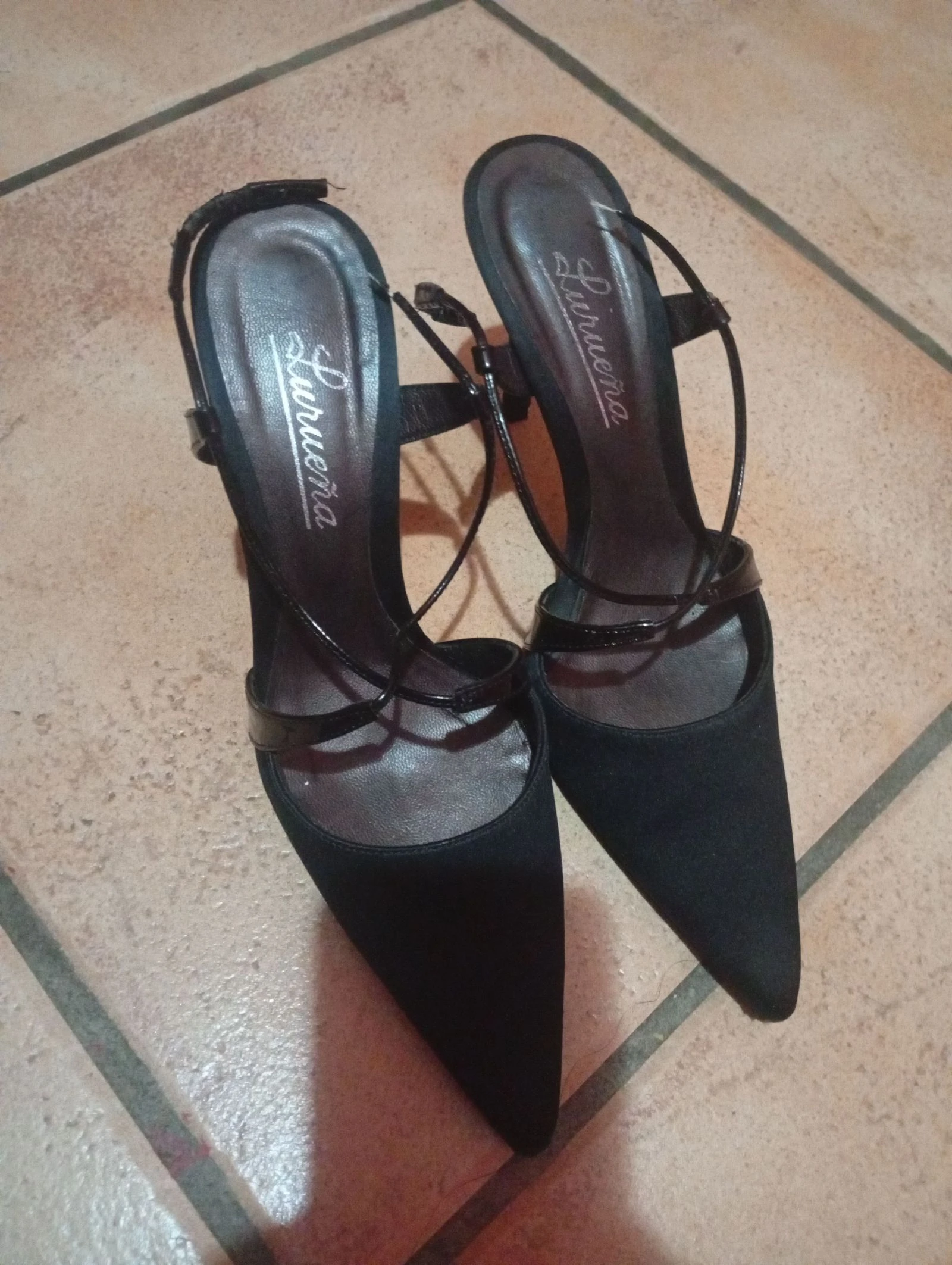 Tacones destanolados de punta